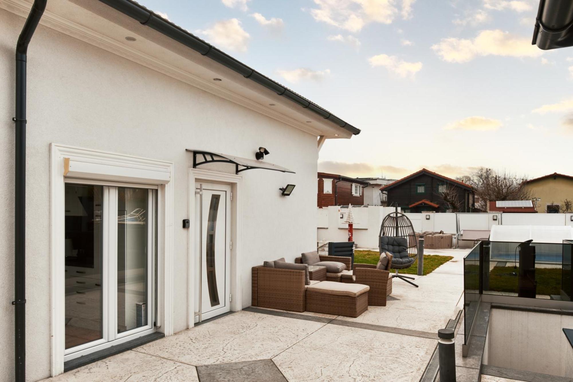 Luxurious In Prime Location Of W Swimming Pool