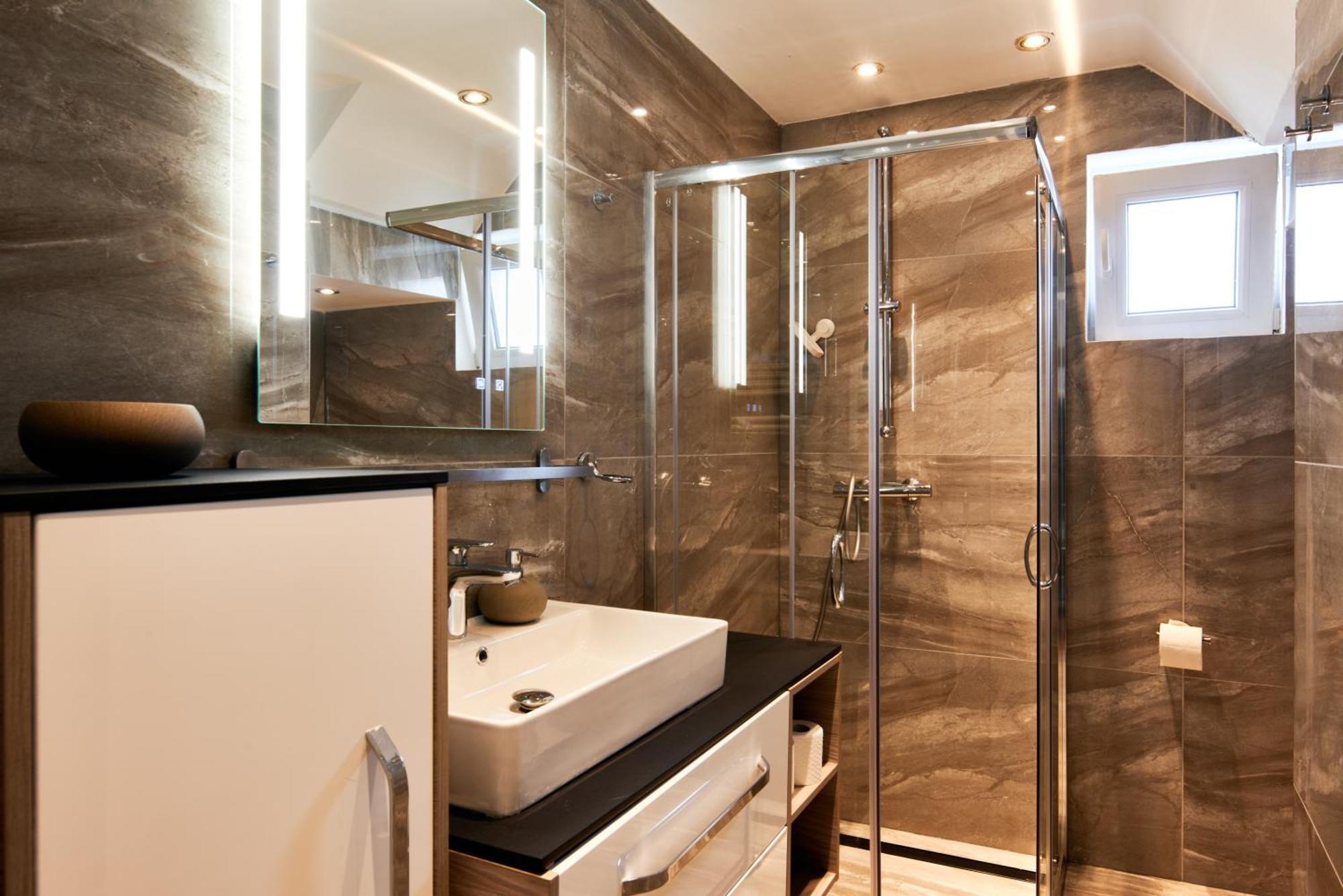Luxurious In Prime Location Of W Swimming Pool
